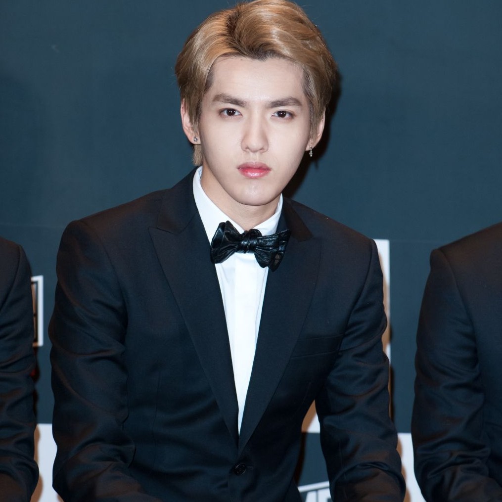 Former EXO member Kris (Wu Yifan) prepares to sign a contract with Hwai ...